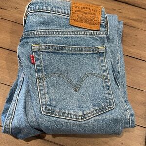 Levi’s Wedgie Straight Jean sz 28 with rip detail